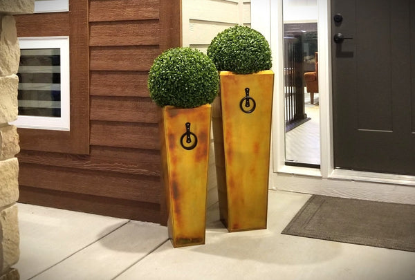 Set of 2 metal garden planters in rustic copper finish. Sold as a set only this large and small planter