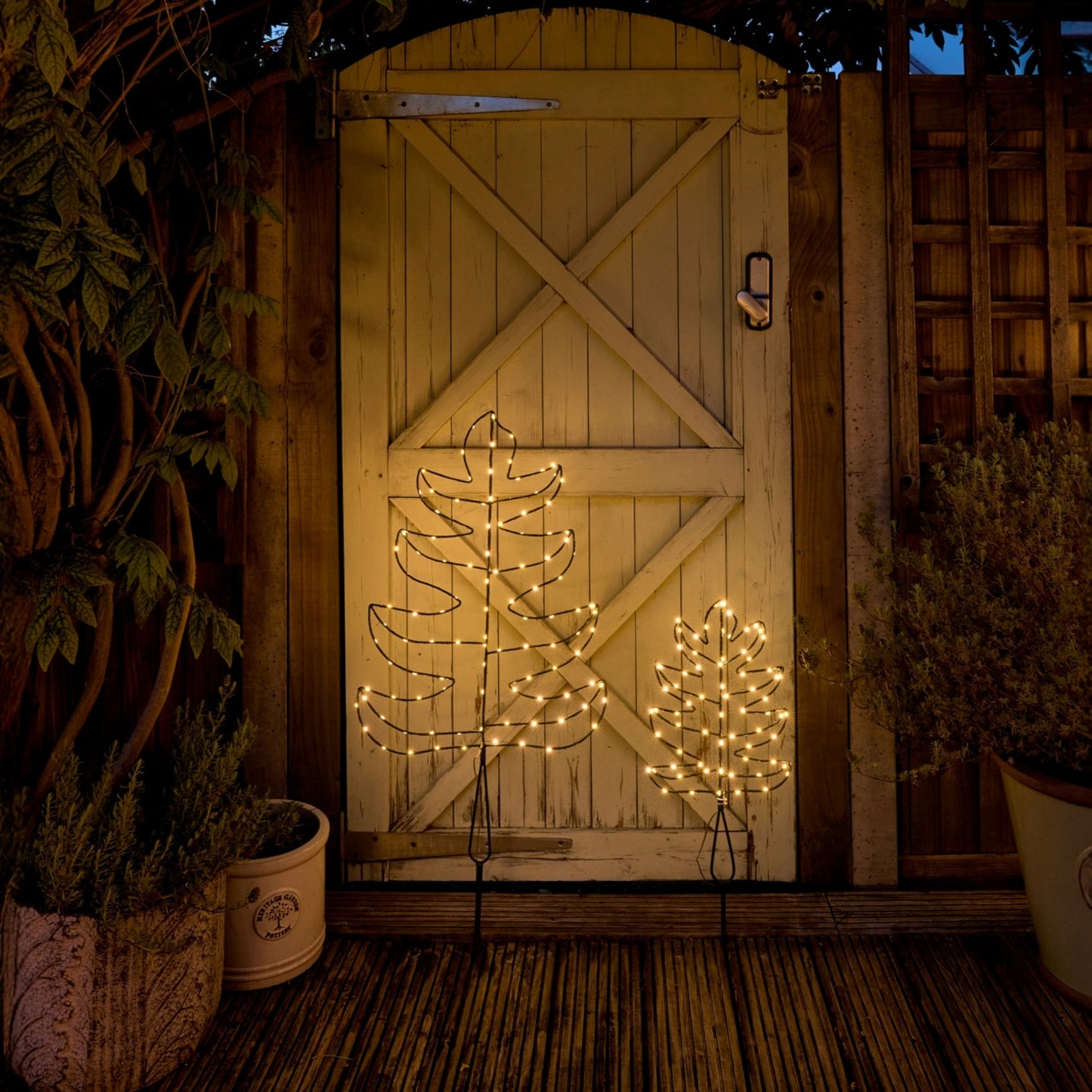 H Potter Solar Illuminated Estate Leaf Garden Light Large