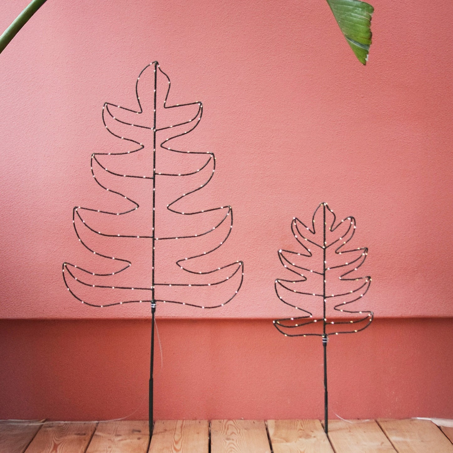 H Potter Solar Illuminated Estate Leaf Garden Light Large